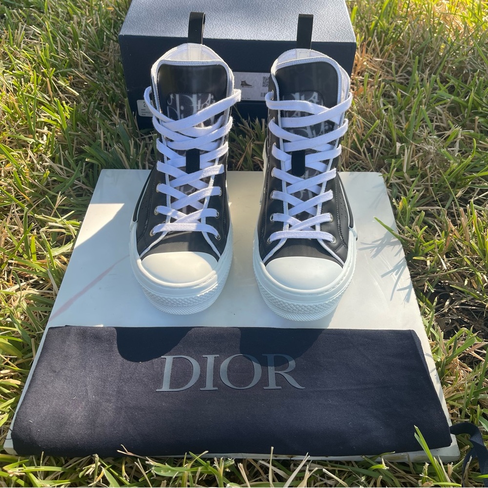 Size 42 B23 Dior high top sneaker